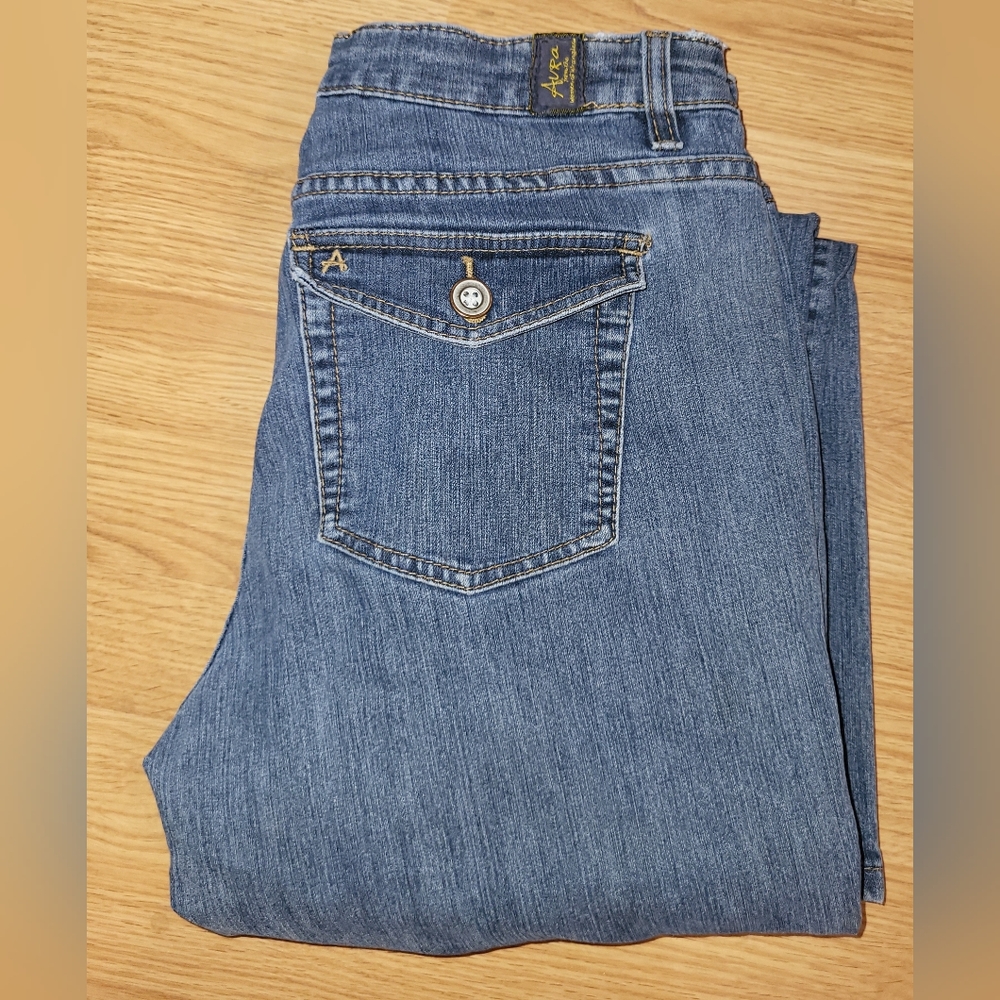 Aura Jeans Size 8 average like new